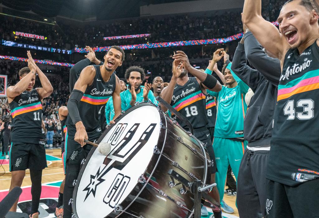 Victor Wembanyama y los Spurs celebran su triunfo ante los Thunder.