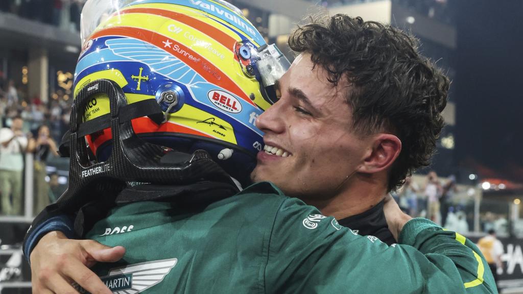 Lando Norris es abrazado por Fernando Alonso tras proclamarse campeón en Yas Marina.