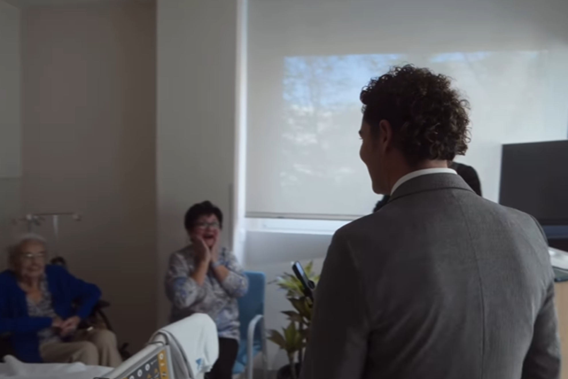 David Bisbal sorprende a los pacientes del Hospital Universitario HM Madrid Río con su concierto más especial