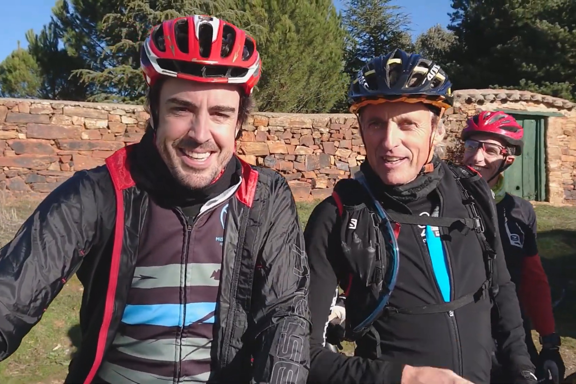 Jesús Calleja junto a Fernando Alonso en una salida en bici