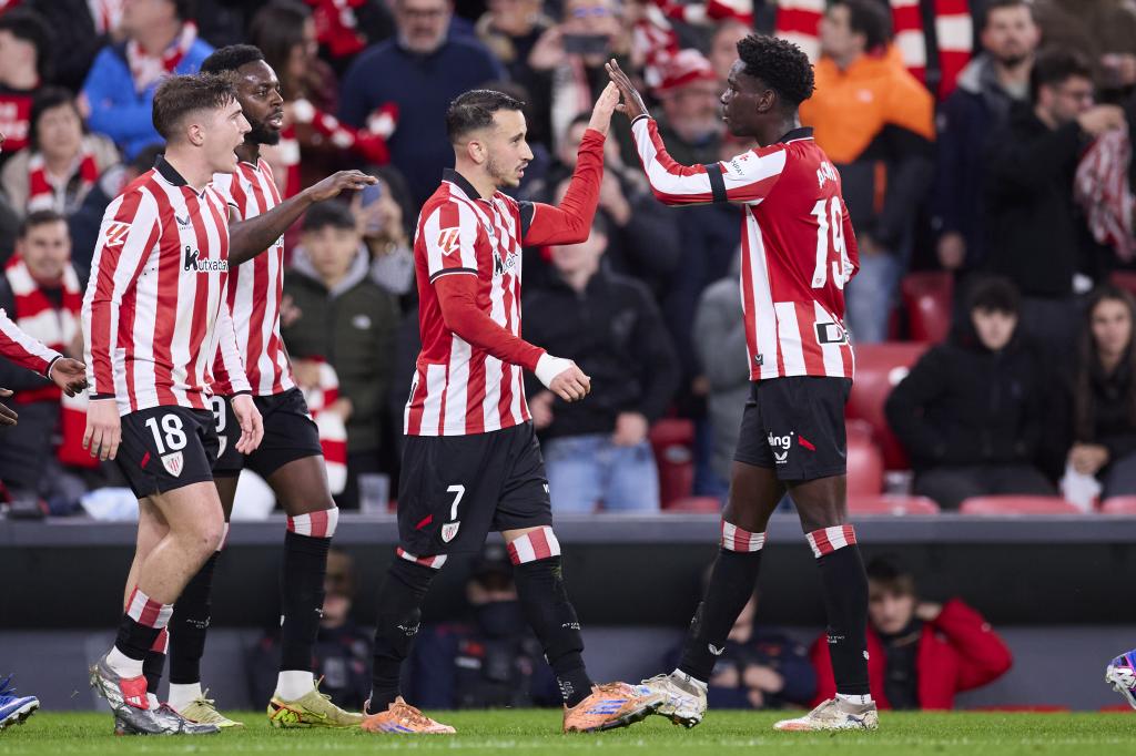 Los jugadores del Athletic Club celebran un gol ante el Espanyol en San Mamés