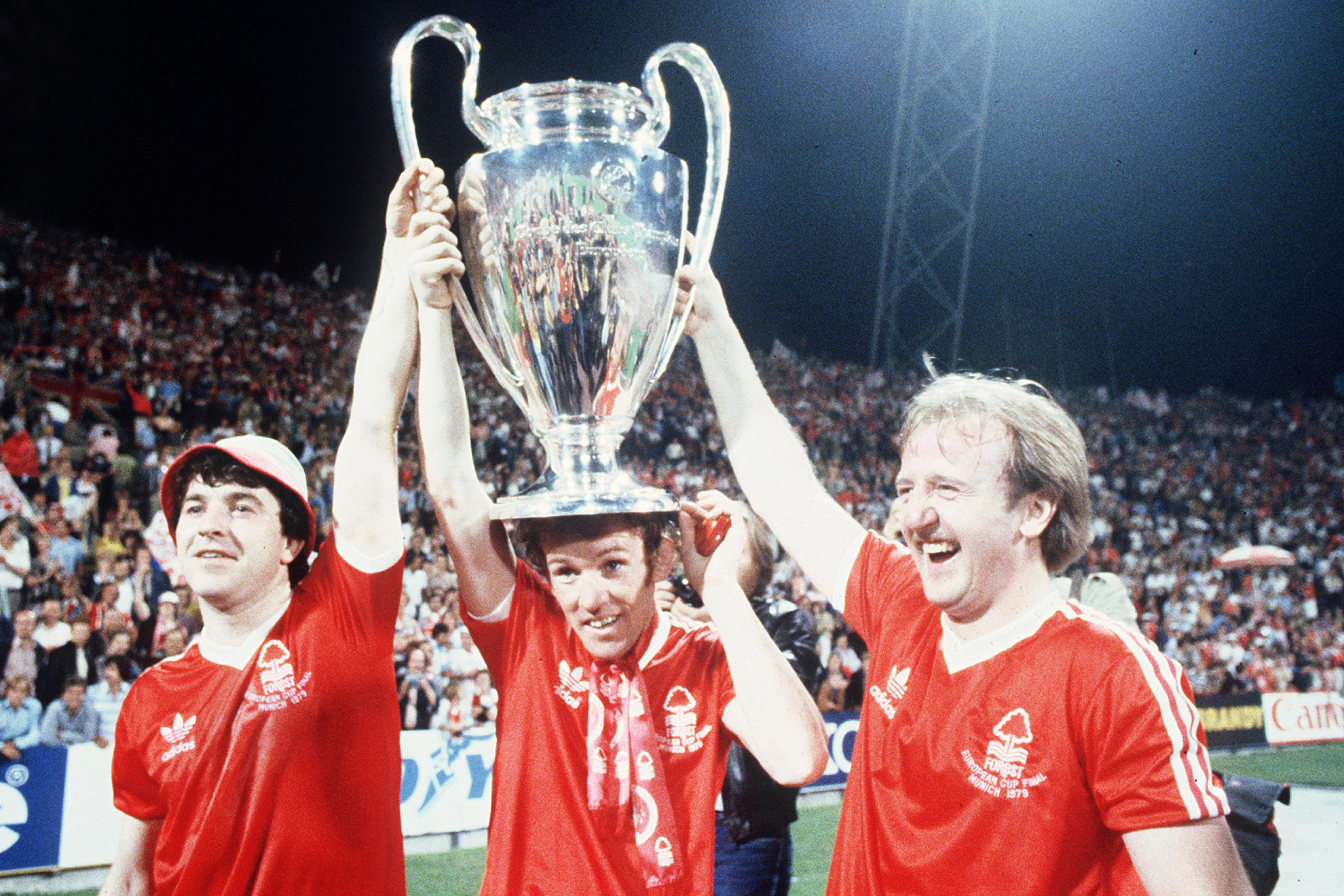 John Robertson, Ian Bowyer y Kenny Burns levantan la Copa de Europa de 1979 en Múnich.