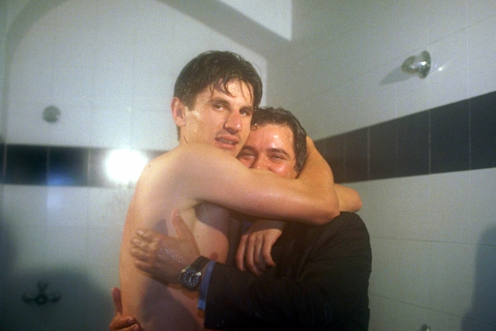 Jovan Stankovic se abraza al presidente Bartolomé Beltrán tras el ascenso del 97 en Vallecas