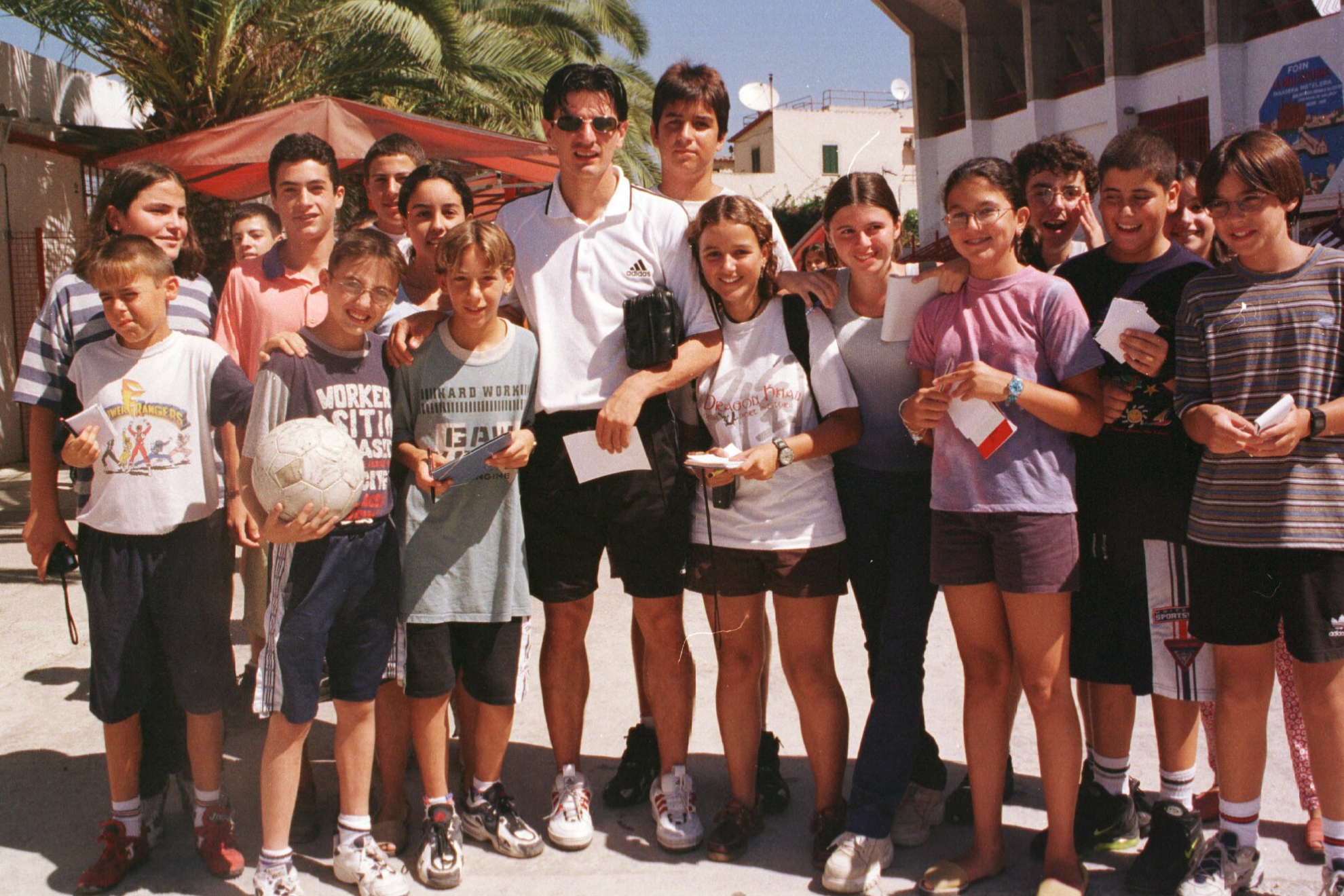 Jovan Stankovic, rodeado de aficionados del Mallorca tras un entrenamiento en 1998