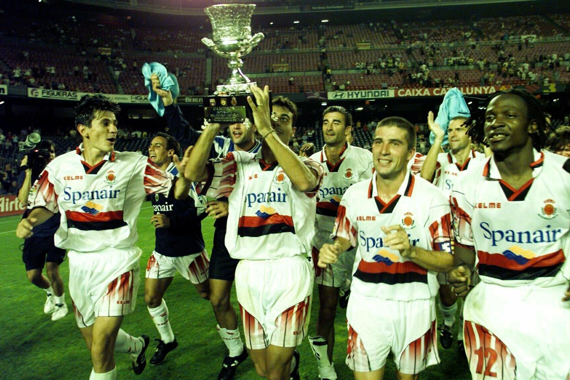 Stankovic, Dani García Lara, Lauren y varios compañeros, con la Supercopa en el Camp Nou