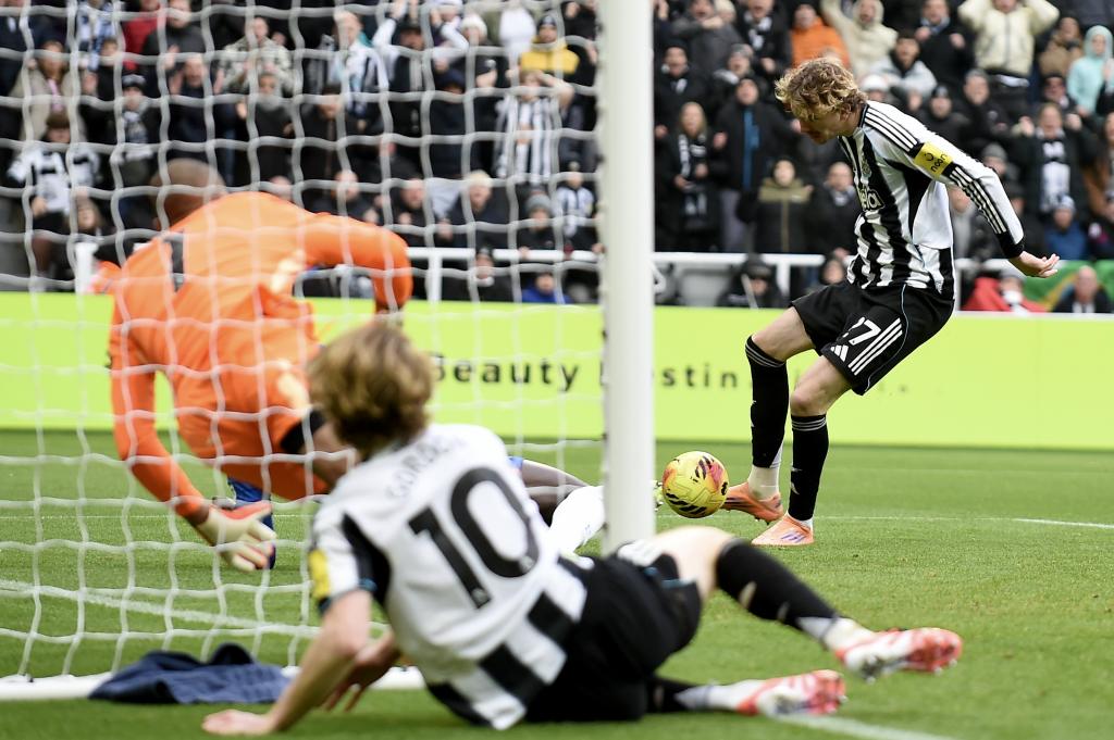 Nick Woltemade marca en el partido contra el Chelsea.