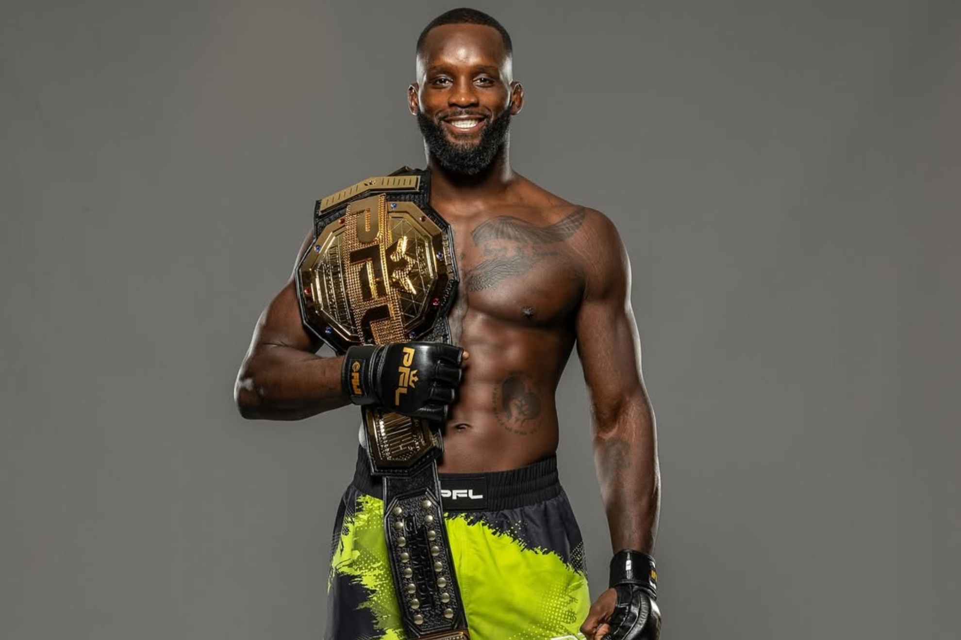 Fabian Edwards posando con el cinturón del torneo de peso medio de PFL Mundial.
