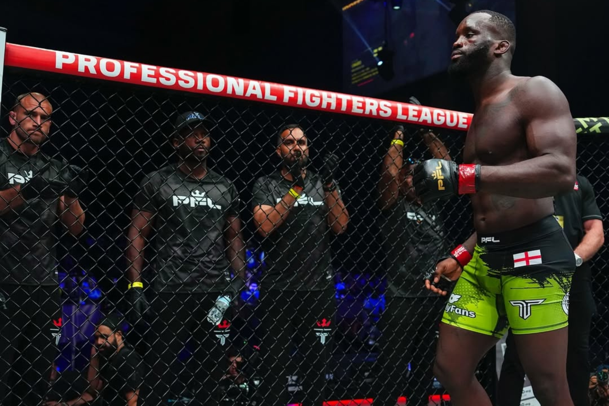 Fabian Edwards, a punto de pelear con su hermano Leon mirando desde la esquina.