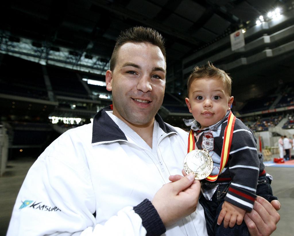 Iván Leal, con su hijo Iker en brazos en 2008.
