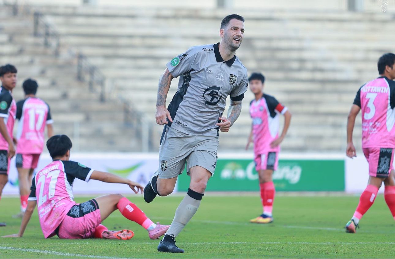 Edgar Méndez marca un gol