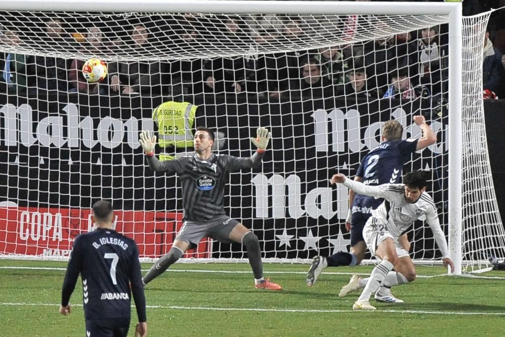 Vallejo marca un gol al Celta durante el partido de la Copa del Rey en el Belmonte.