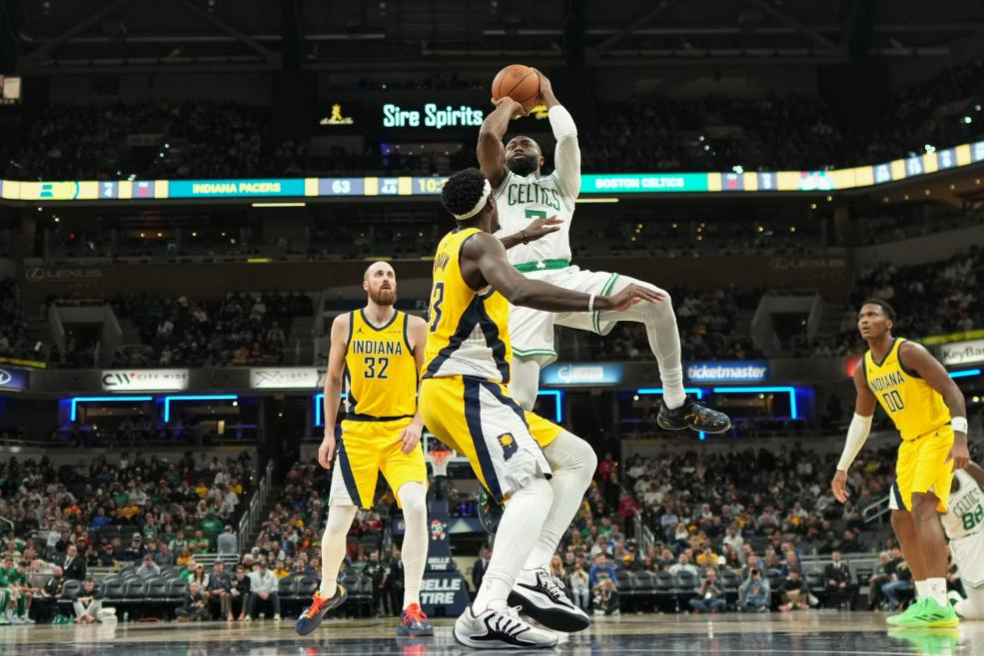 Jaylen Brown lanza a canasta sobre Pascal Siakam.