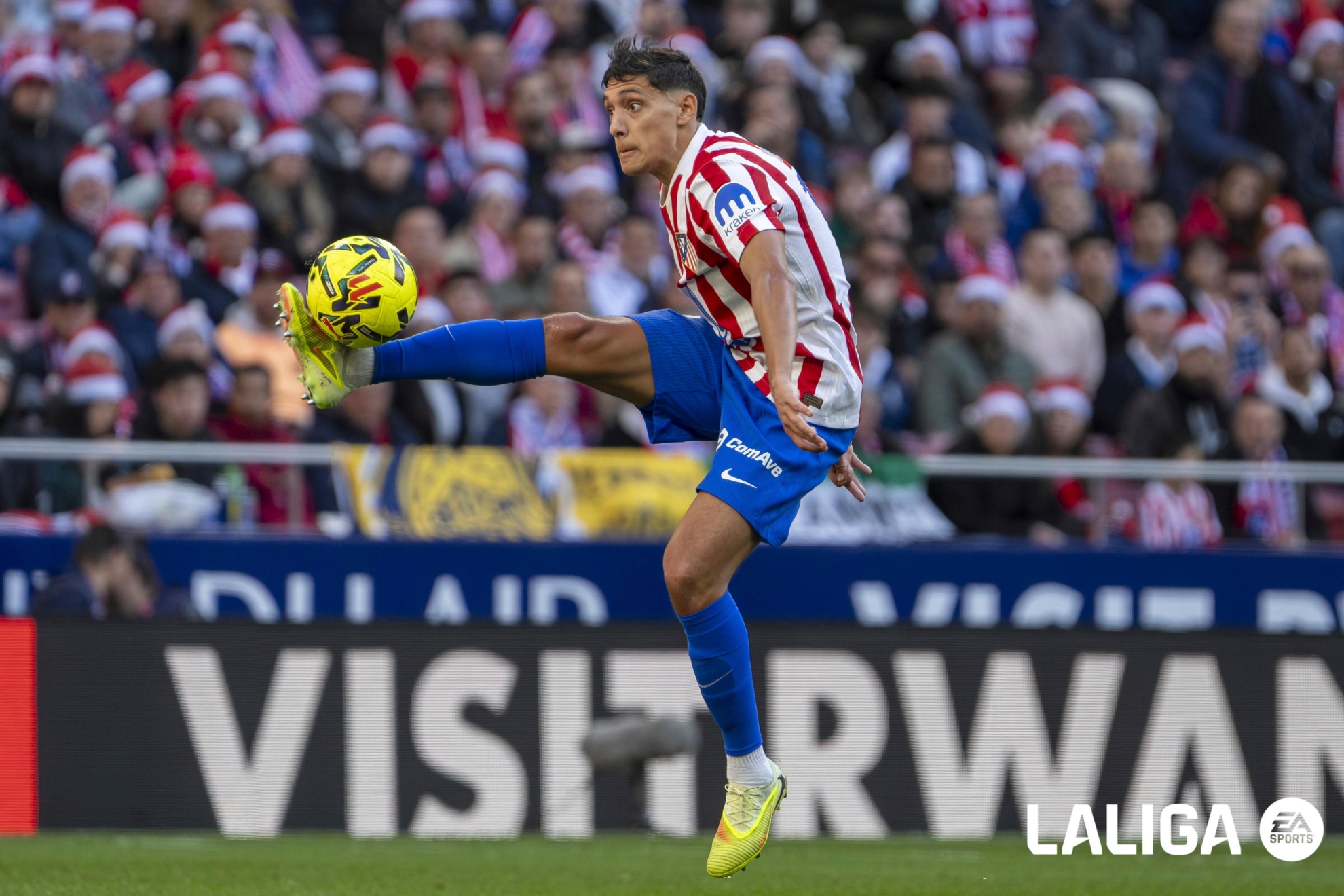 MOLINA CONTROLA UN BALÓN.