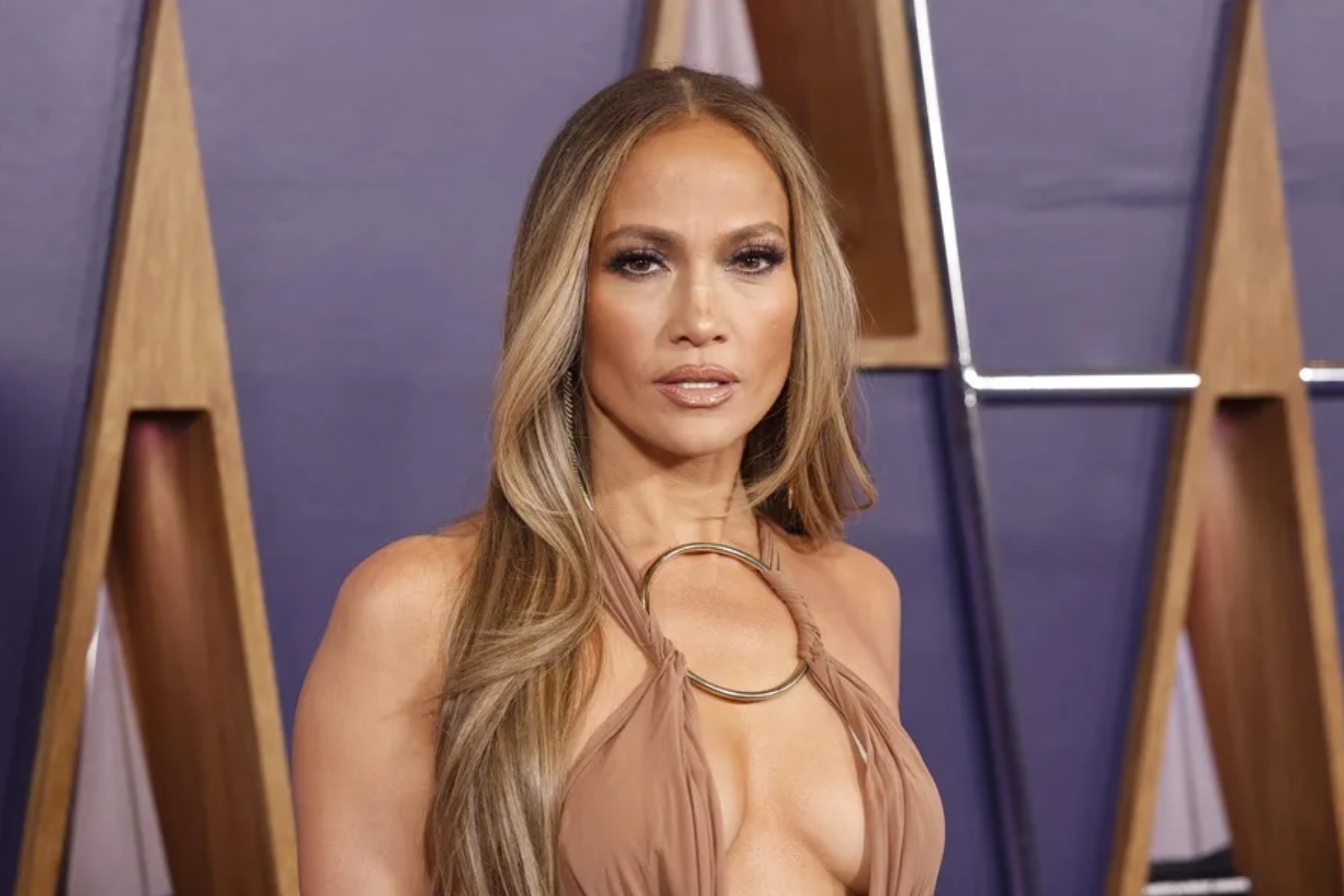 Jennifer Lopez genera una ola de reacciones tras subir una fotografía con demasiado filtro: "No tenía idea de que el iPhone 17 es curvo"