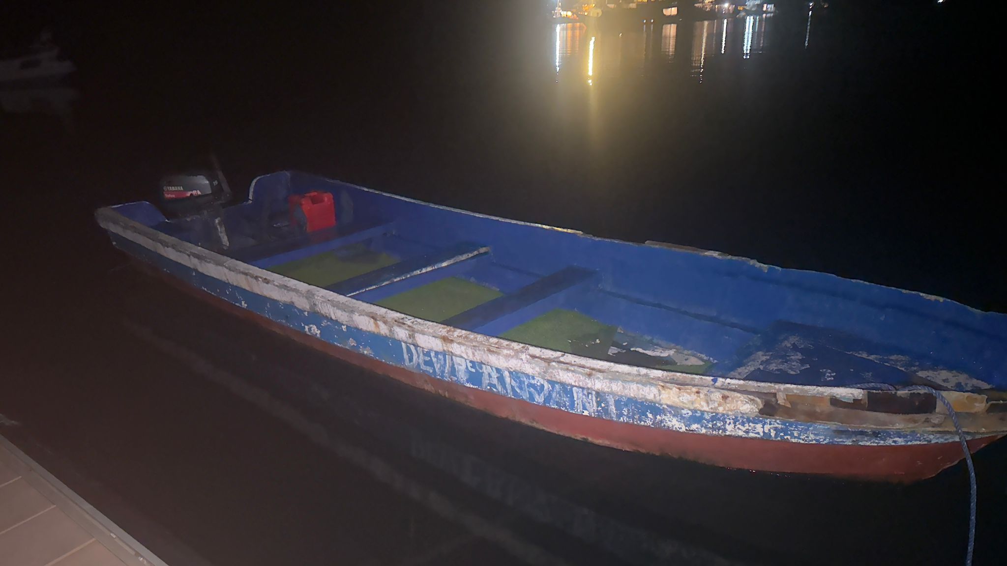 La lancha en la tripulación del barco de Loren emprendió el rescate