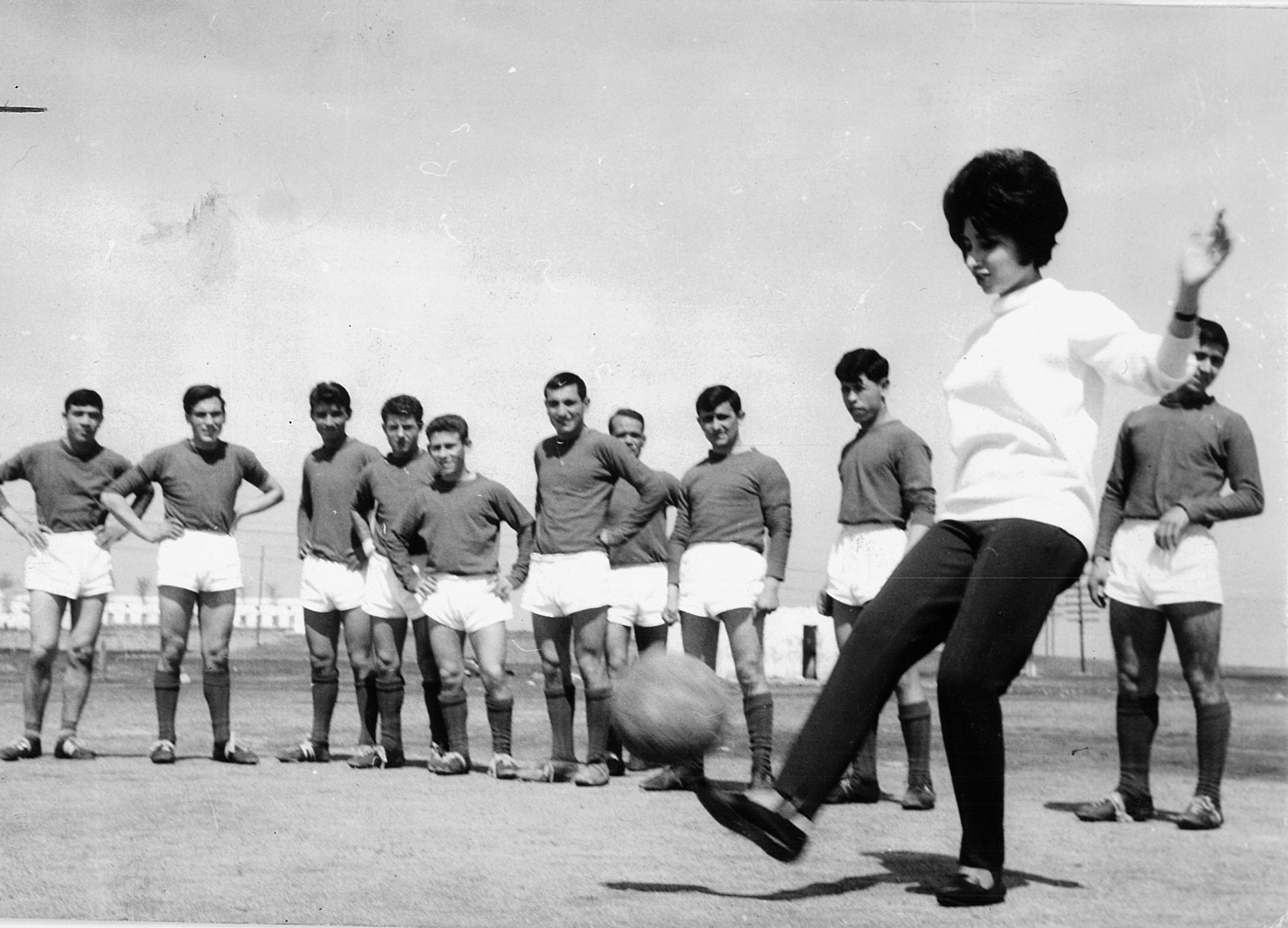 Amelia del Castillo golpea el balón ante un grupo de futbolistas en 1967.
