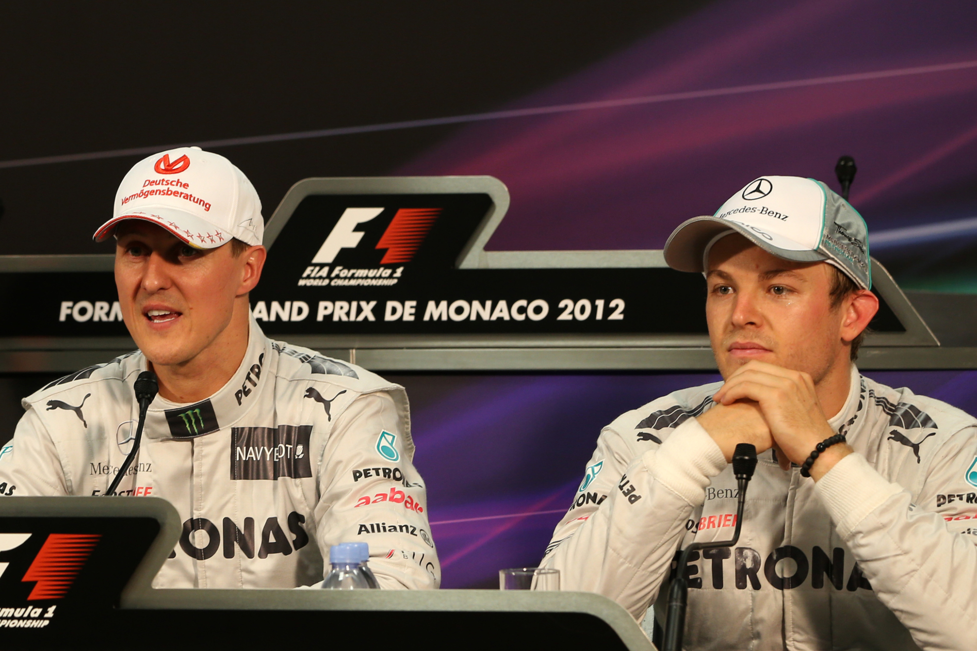 Michael Schumacher y Nico Rosberg, en una rueda de prensa en 2012.