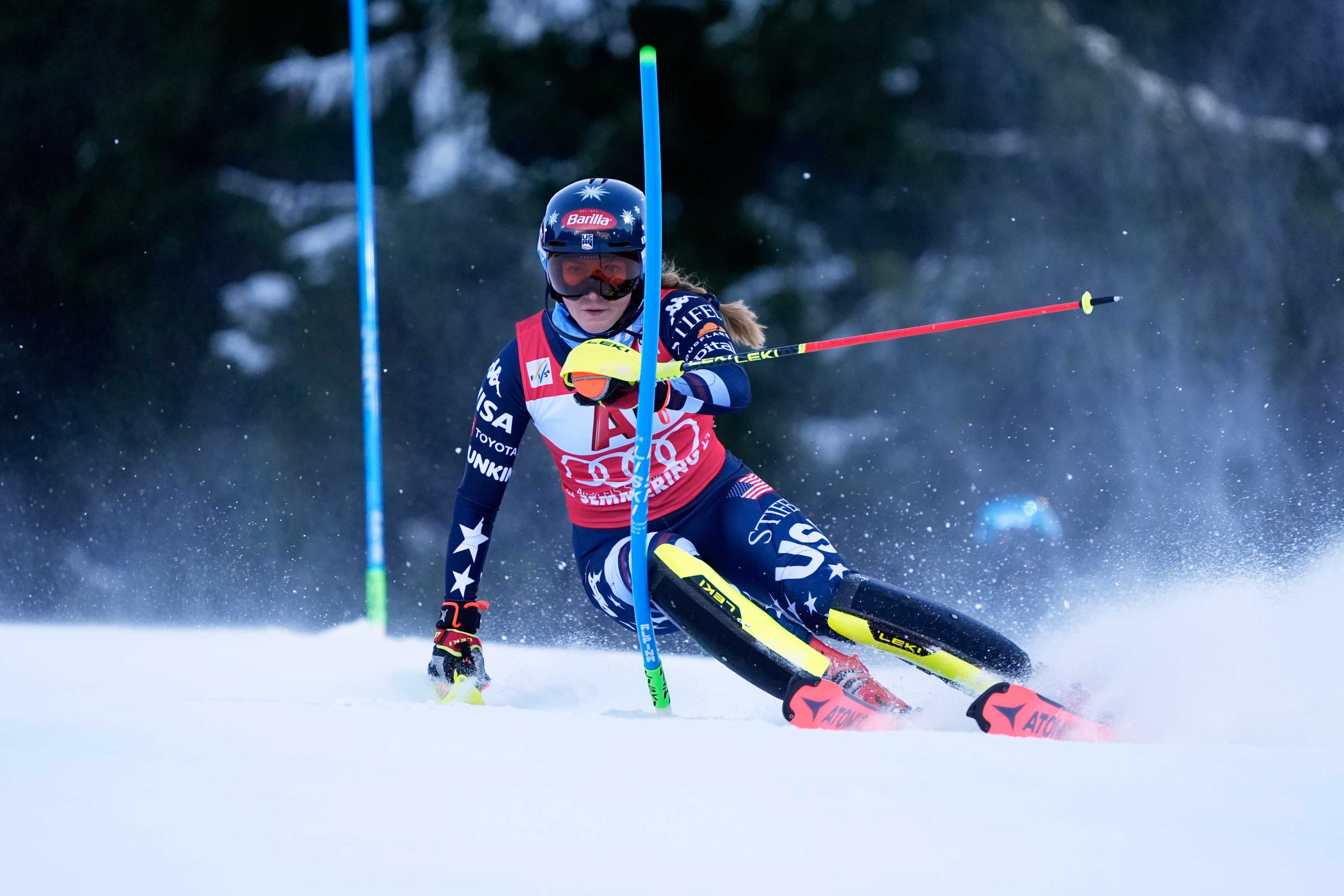 Mikaela Shiffrin, durante su primera bajada.