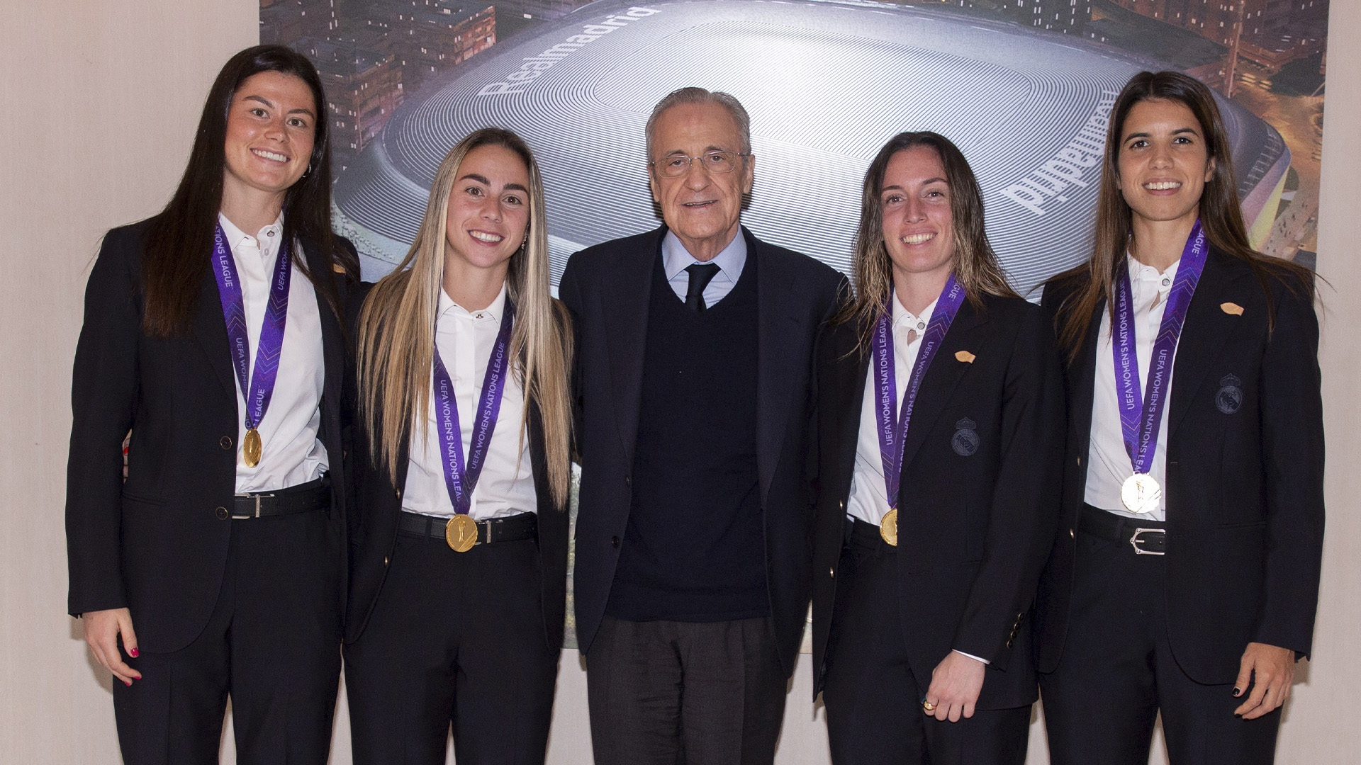 María Méndez, Athenea del Castillo, Eva Navarro y Alba Redondo junto a Florentino Pérez en un homenaje en el Bernabéu tras ganar la Nations league