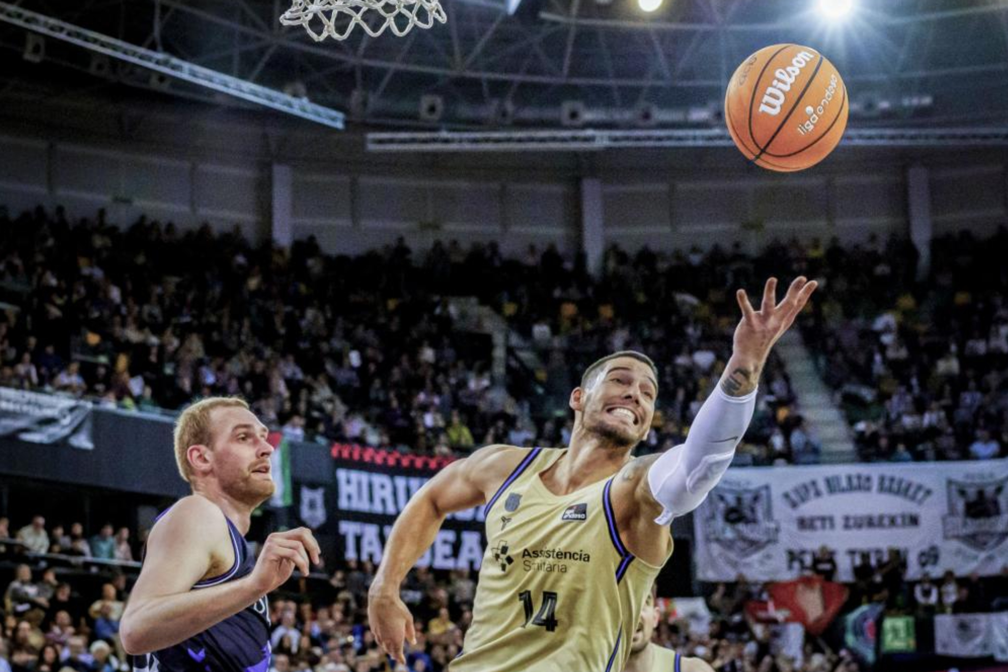 Willy Hernangómez pelea por un balón con Tryggvi Hlinason.