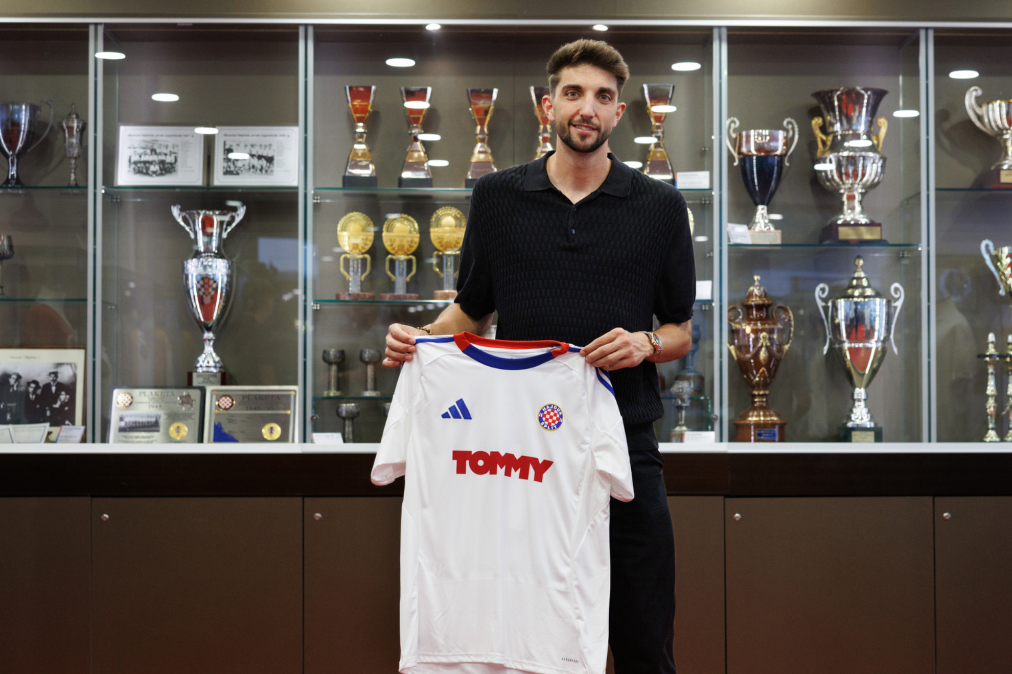 Édgar González hunting for new club after Croatian nightmare - UD Almería news