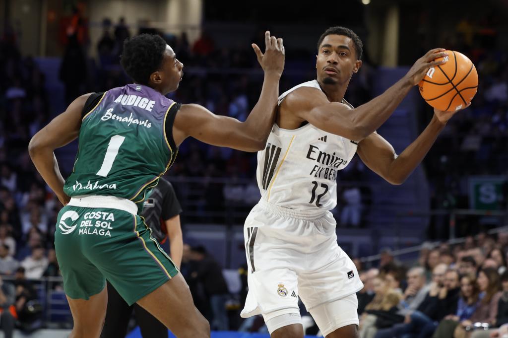 Theo Maledon ante Chase Audige.