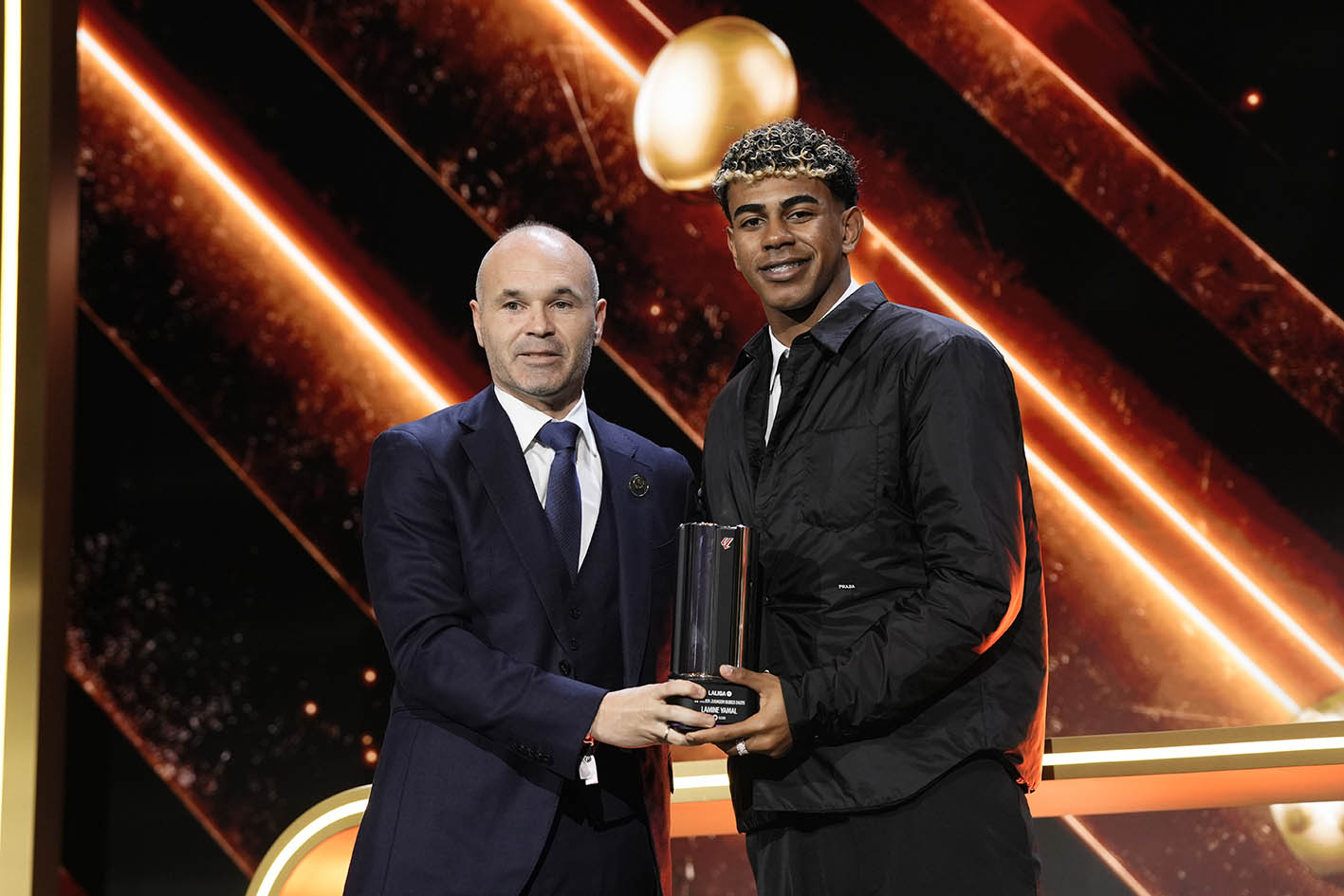 Lamine recibe el premio de manos de Andrés Iniesta