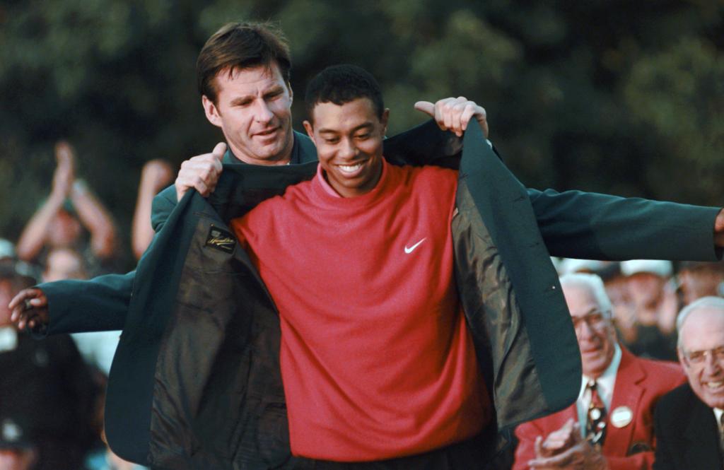Tiger Woods es investido en 1997 por Nick Faldo