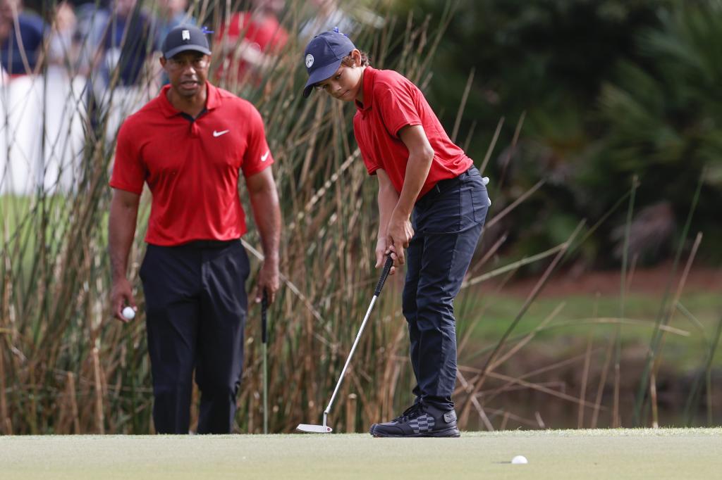 Charlie Woods, el hijo de Tiger, emboca un putt en 2021