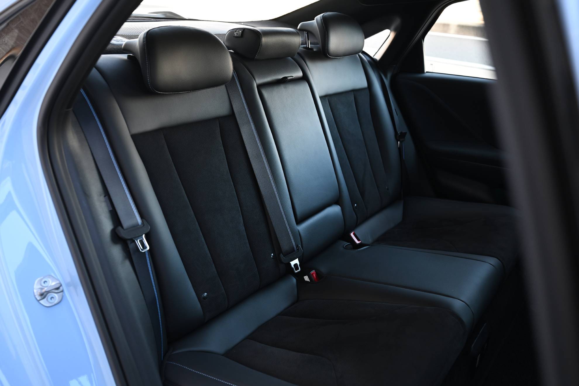 O espaço para as pernas nos bancos traseiros é muito generoso.