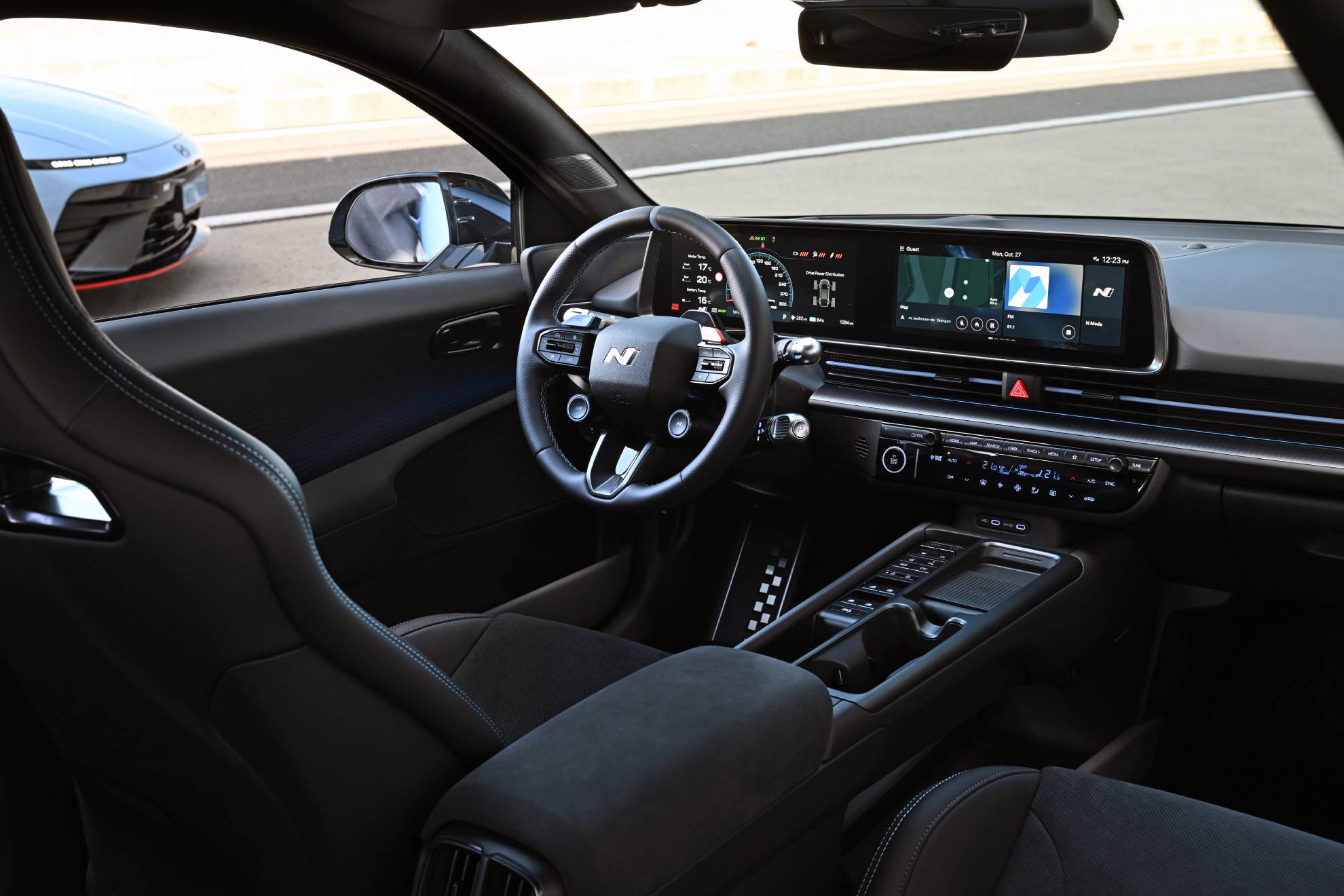 O interior tem um visual muito esportivo.