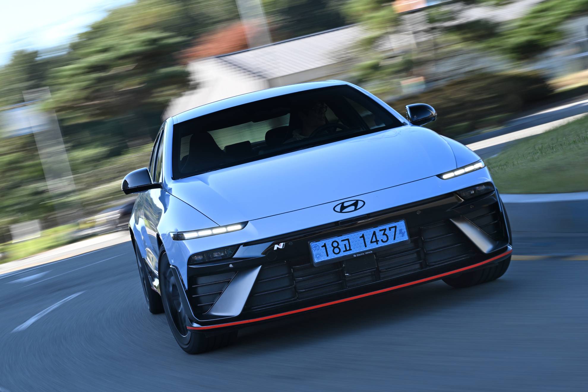 Em curvas muito fechadas, tende a subvirar.