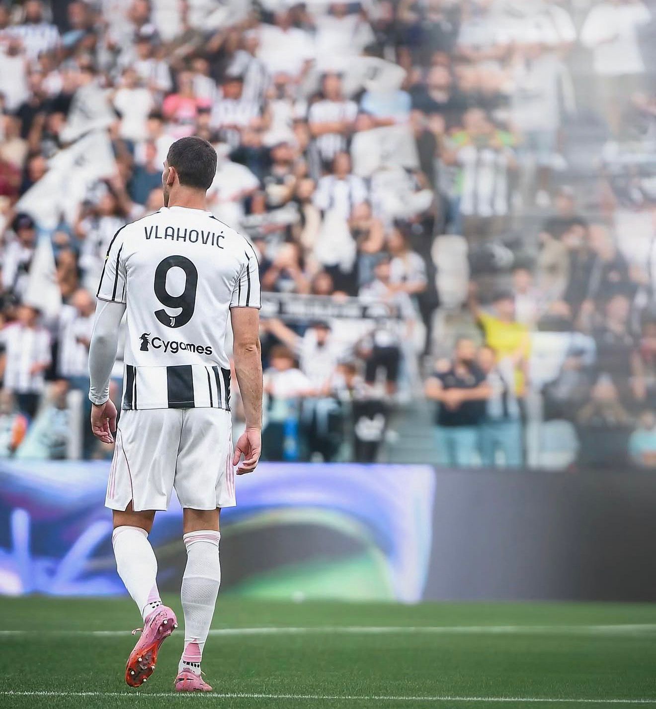 Vlahovic con el 9 de la Juve.