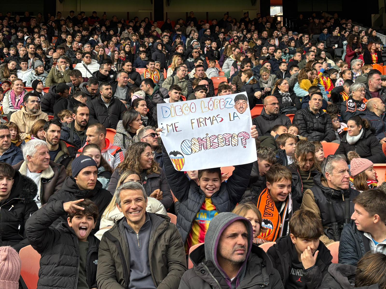 Aficionados del Valencia en la grada de Mestalla.