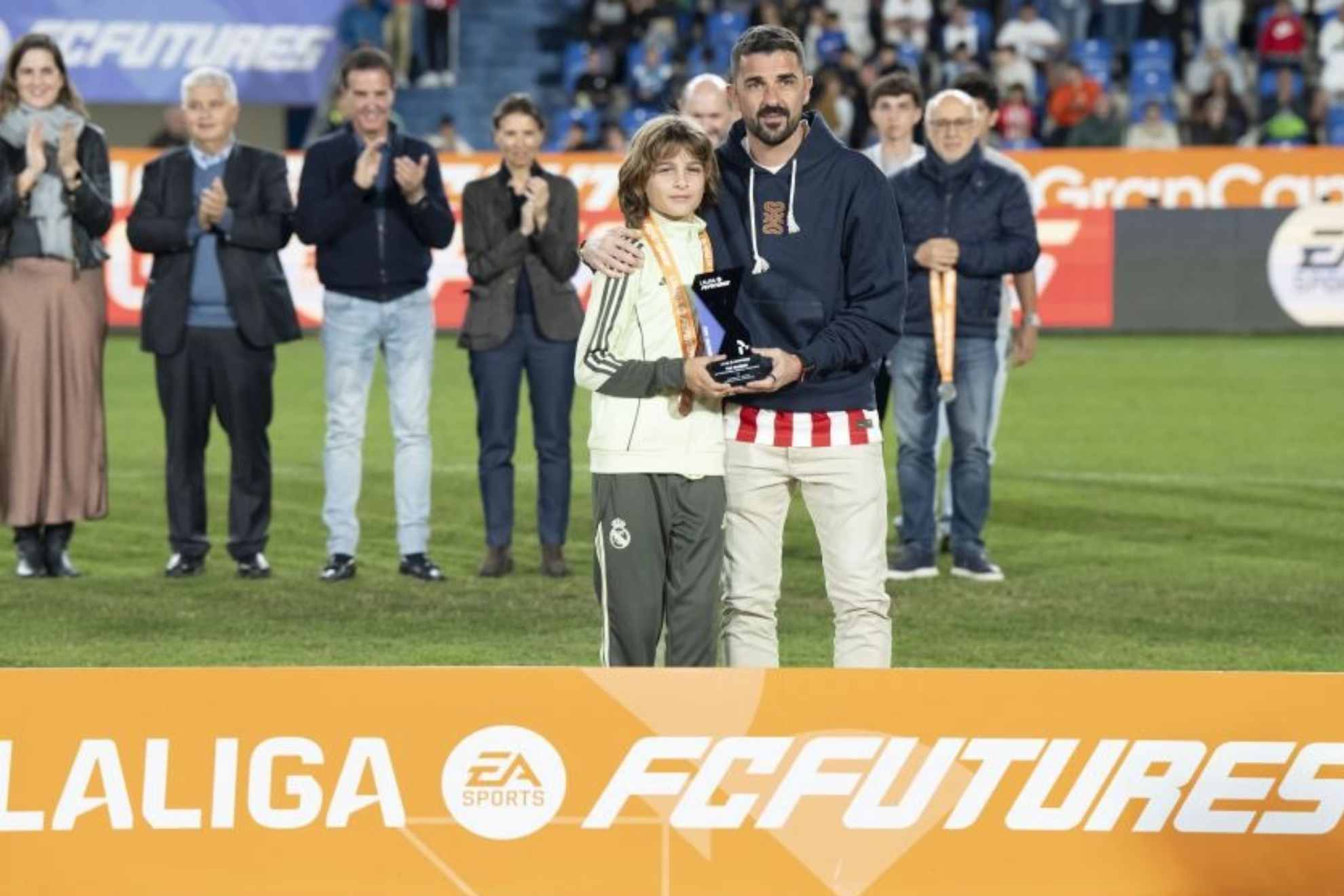 David Villa entrega a Hugo Fernández el trofeo de máximo goleador.
