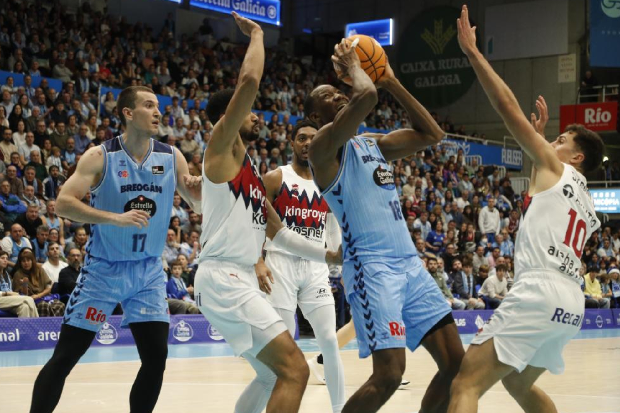 Jordan Sakho trata de anotar ante Matteo Spagnolo y Luwawu-Cabarrot.