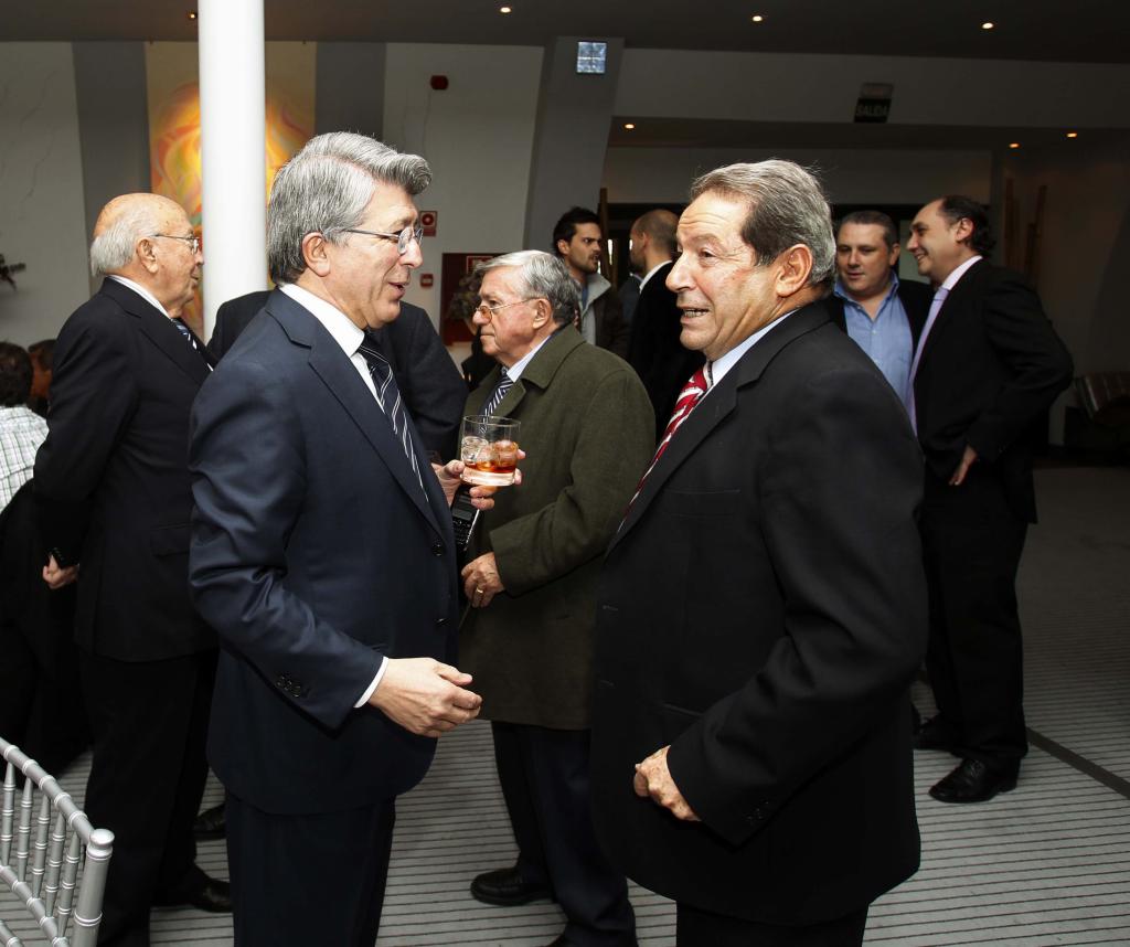 Collar conversa con Enrique Cerezo en una comida anual de veteranos.