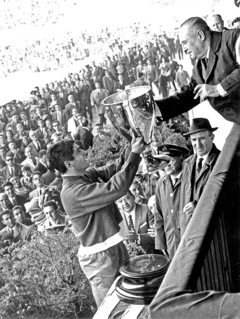 Collar, capitán rojiblanco, recibe la copa de Campeón de Liga de manos del presidente de la RFEF en el estadio Metropolitano.