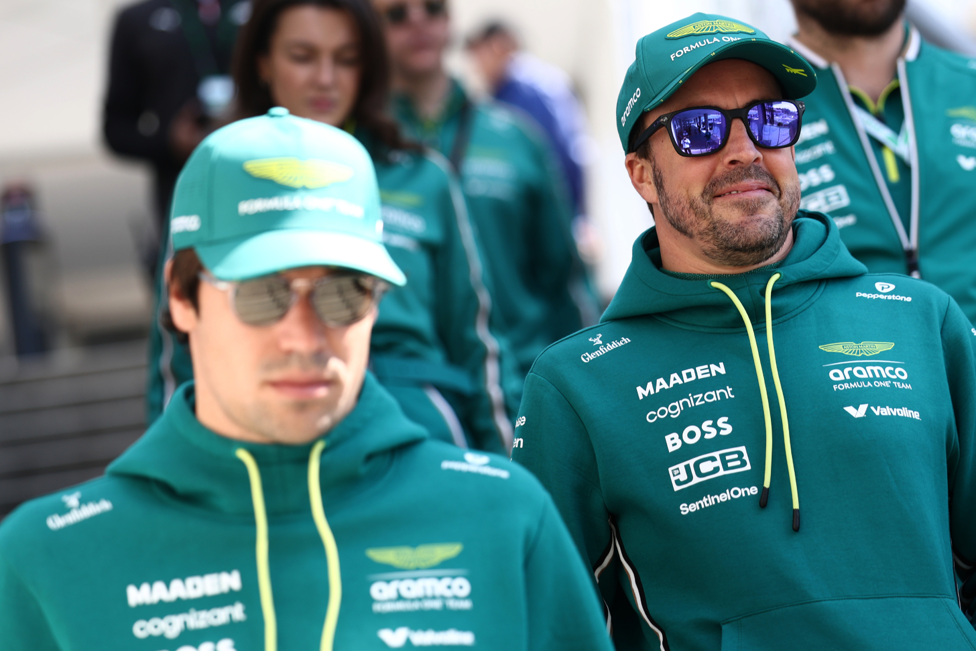 Lance Stroll, en primer plano, junto a Fernando Alonso.