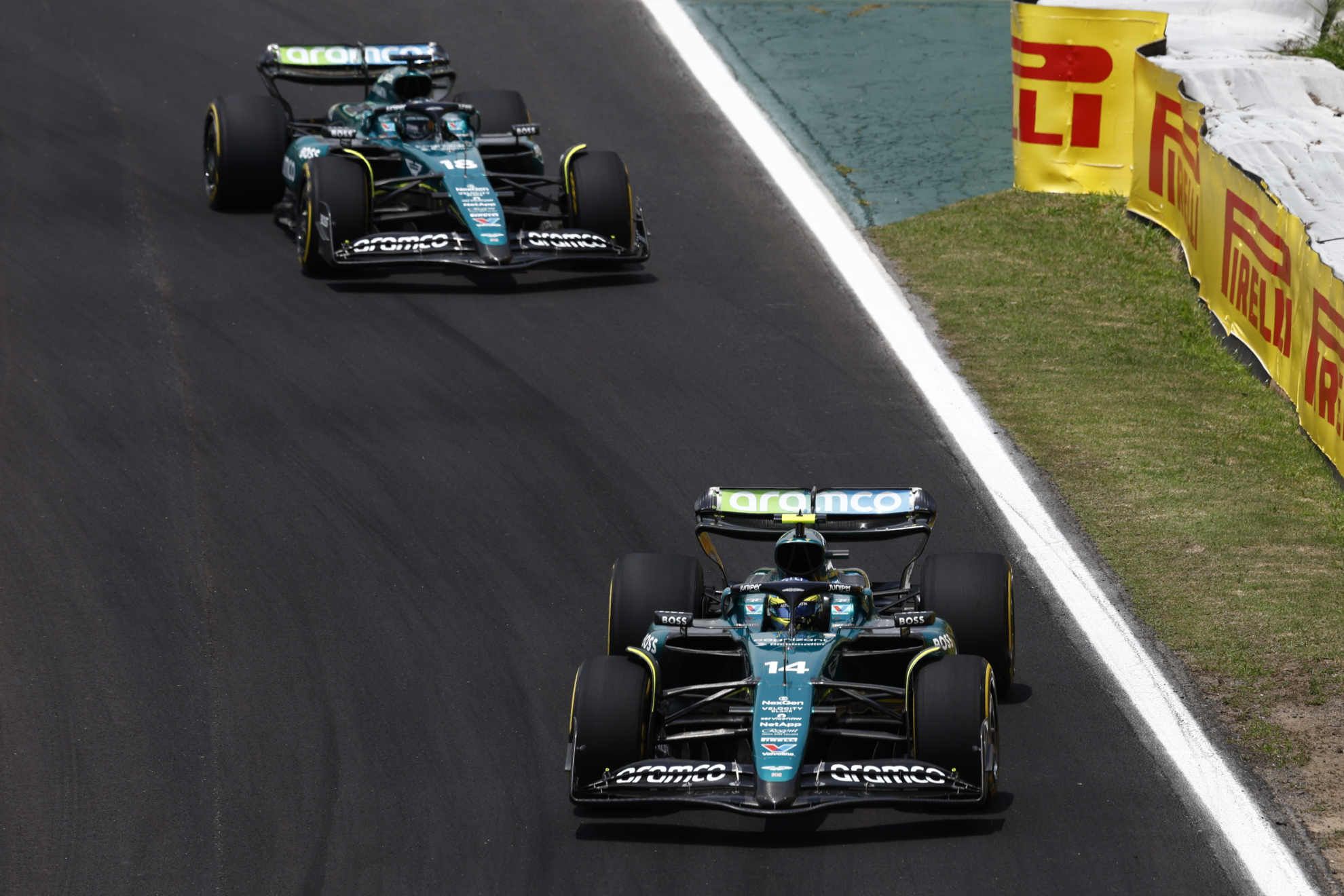 Alonso, delante de Paseo.