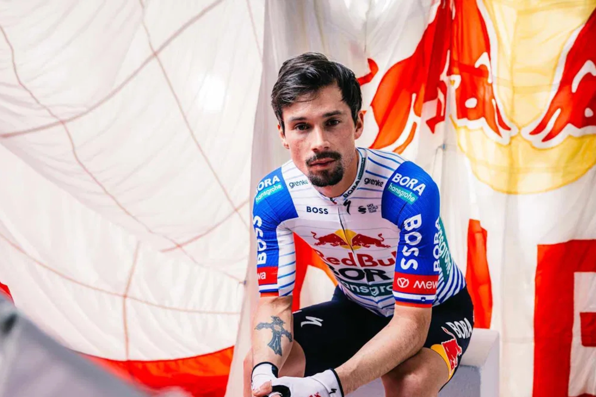 Roglic, con el nuevo maillot del equipo.