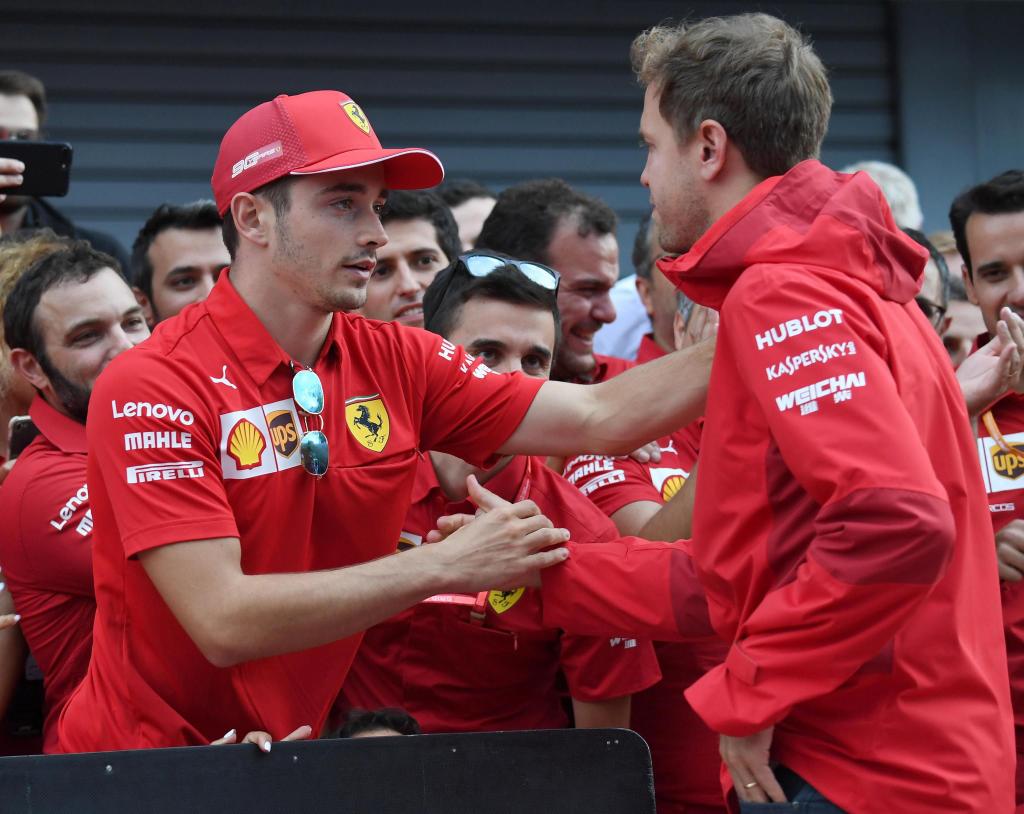 Vettel felicita a Leclerc tras ganar una controvertida carrera en Monza.