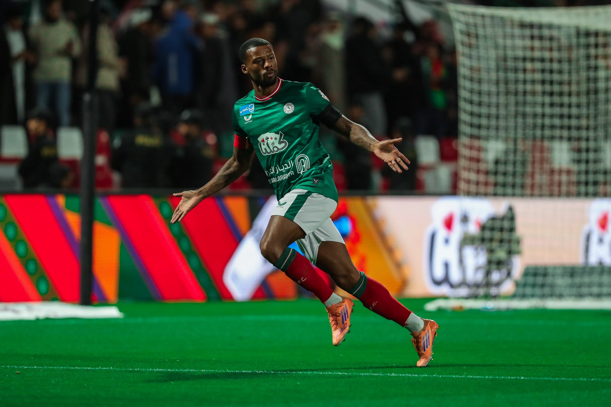 Wijnaldum celebrando el primer tanto del encuentro