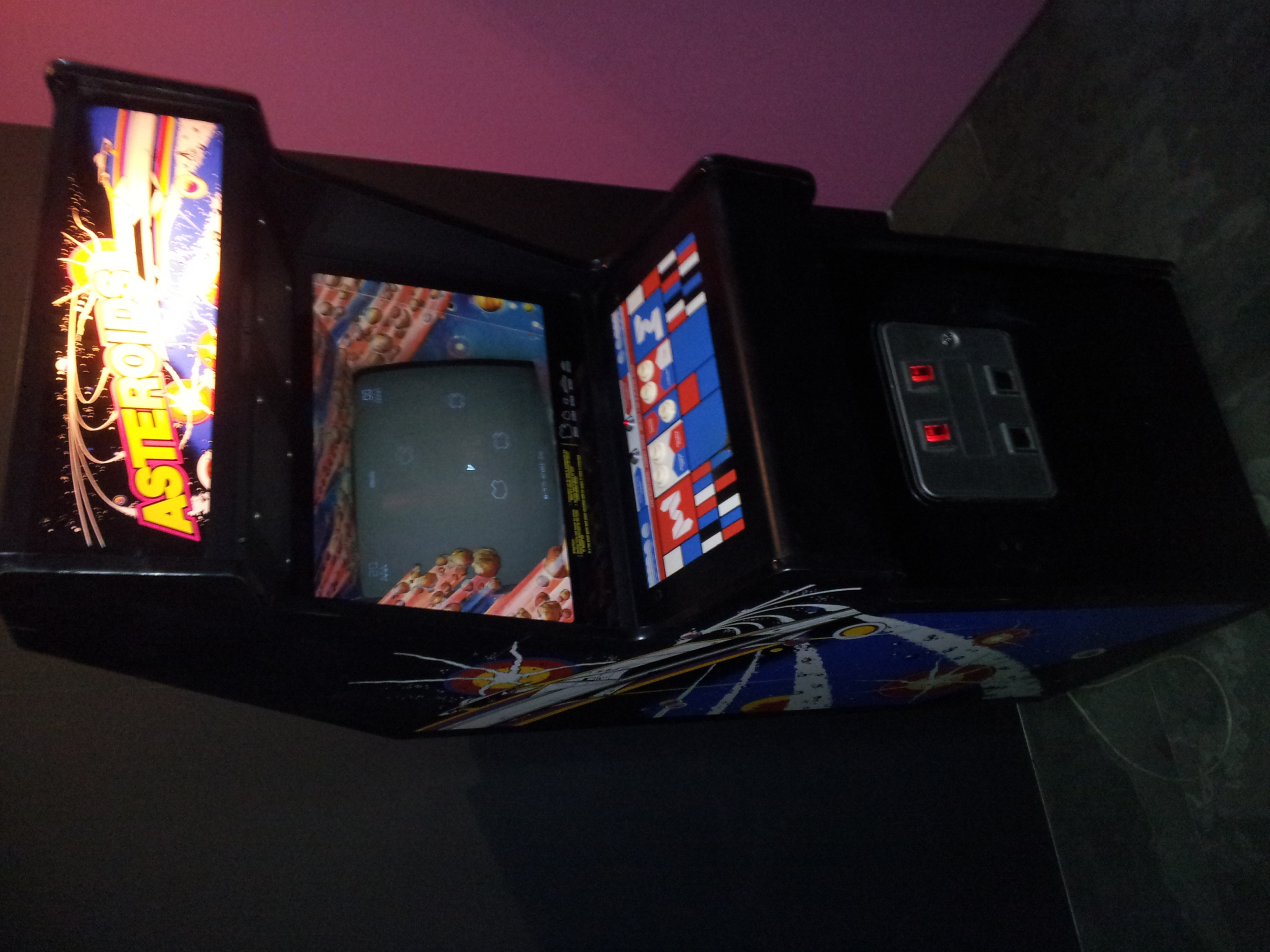 Una recreativa de Asteroids.
