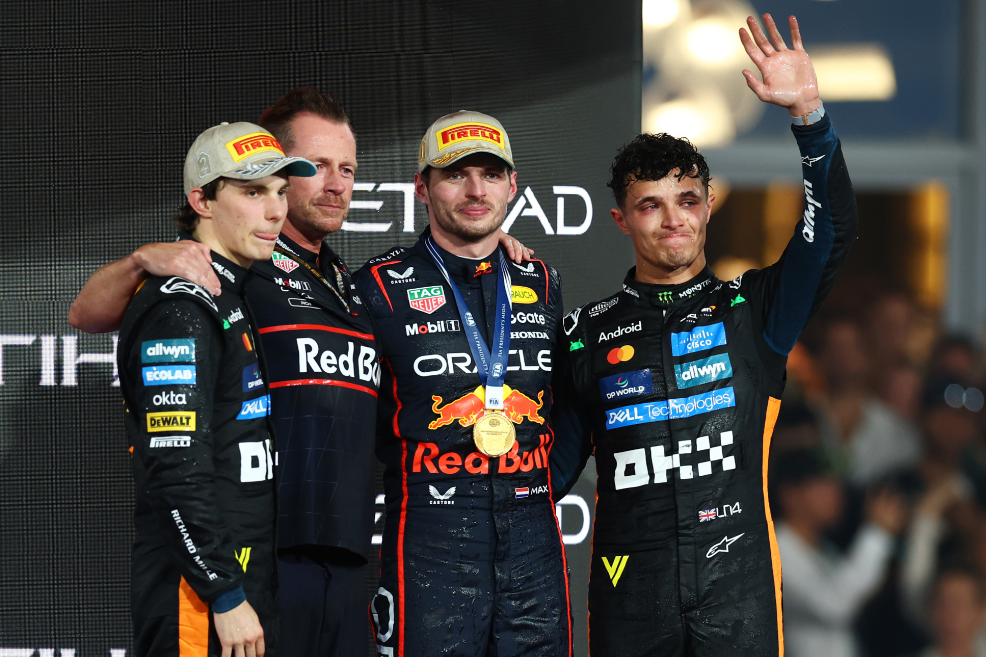 Norris, con Verstappen, Richard Wolverson y Piastri, en el podio de Abu Dabi.