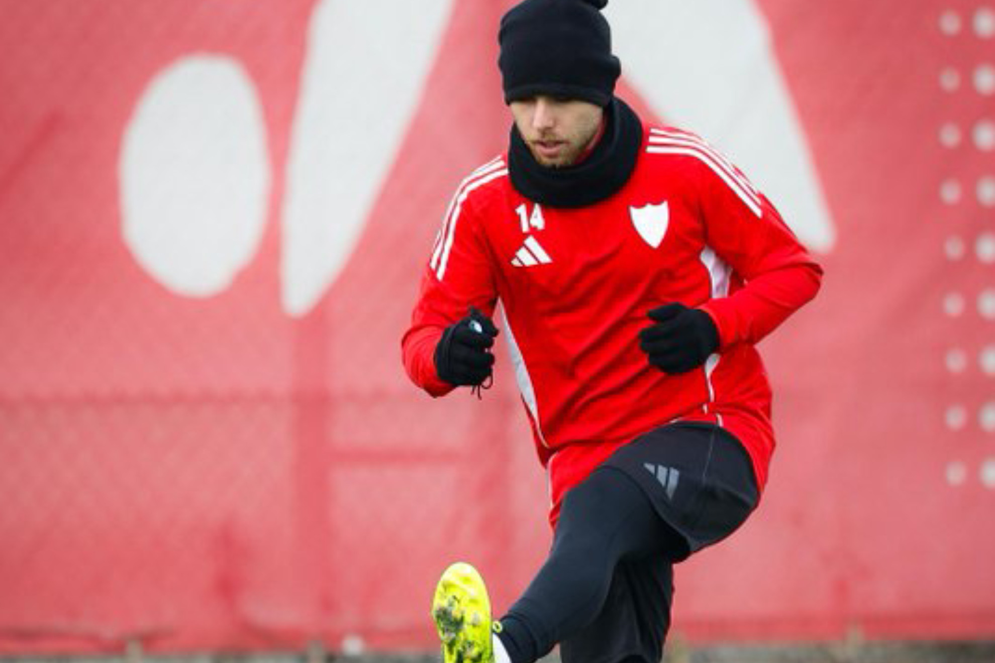 Peque returns to training as Sevilla wrap up 2025 with foggy session - Sevilla FC news