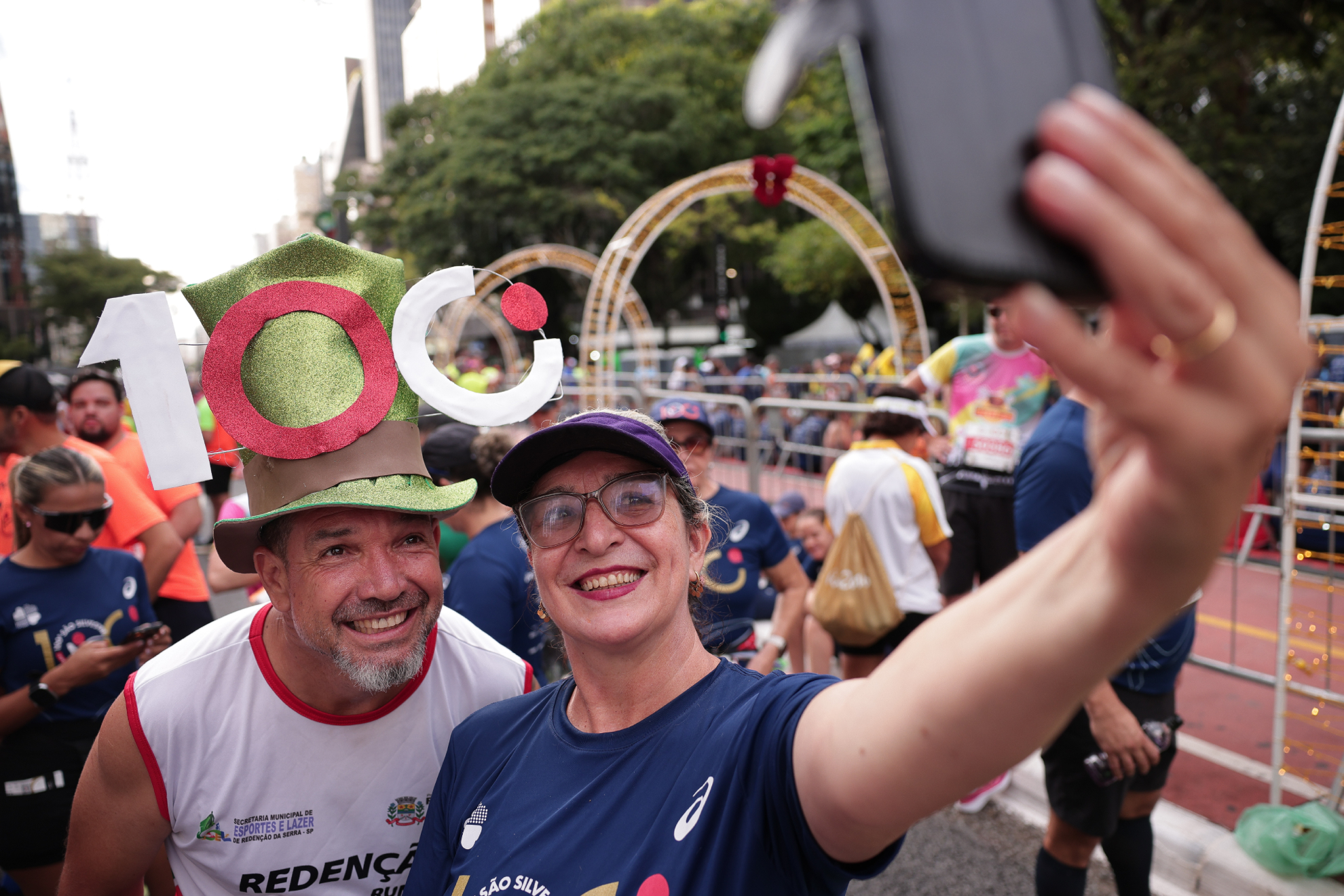 Dos corredores celebran el centenario de la carrera.