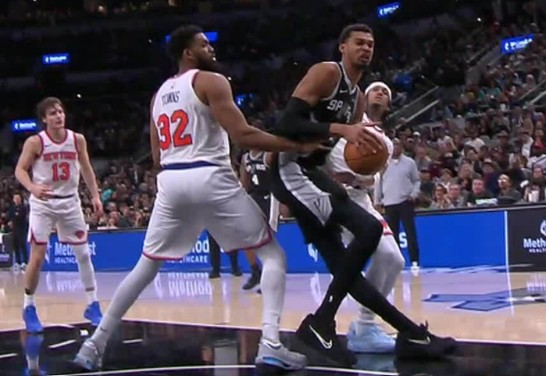 Momento en el que Wembanyama se lastimó la rodilla izquierda ante Towns.