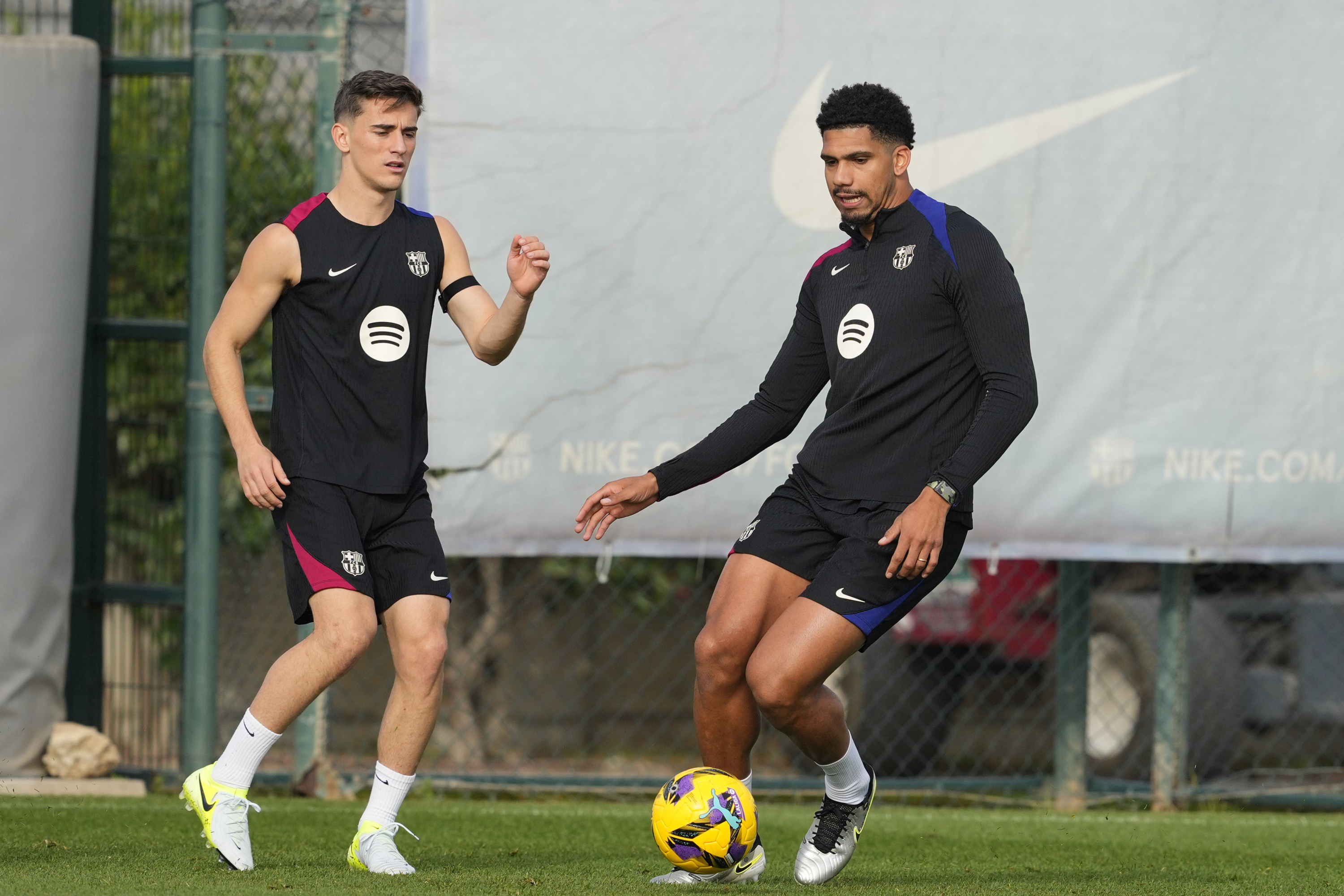 Gavi y Araujo, en un entrenamiento.