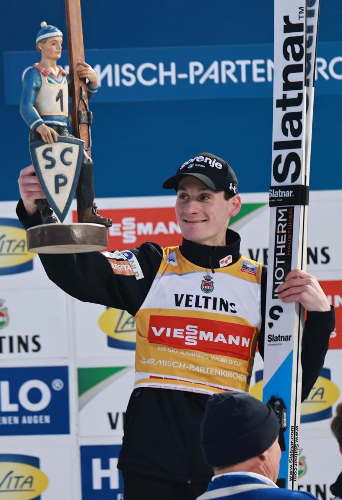 Domen Prevc celebra su victoria en Garmisch-Partenkirchen.
